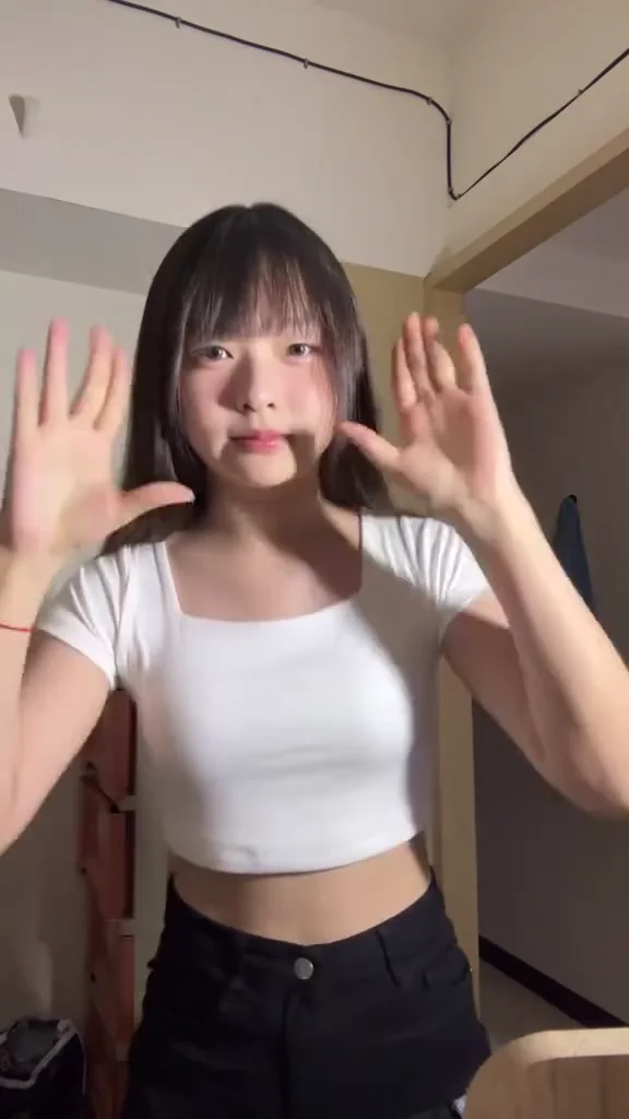 IG正妹小蠻腰吊帶裙轉圈，每一幀都美！ 找男友