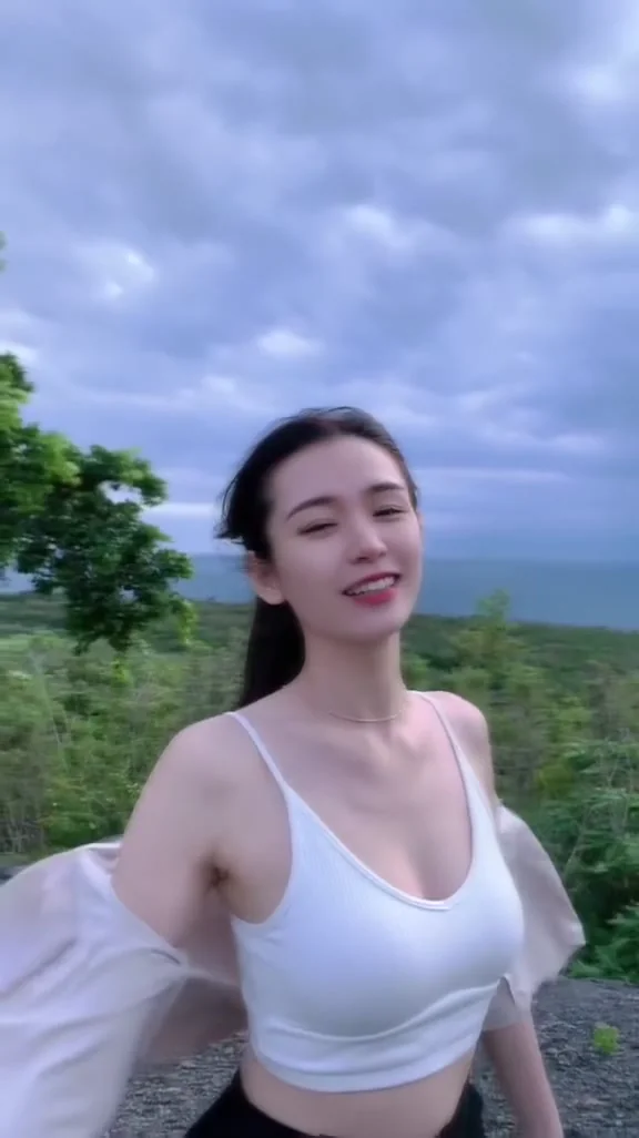 抖音正妹制服誘惑回眸，滿屏都是心動感！ 姐姐需要男朋友