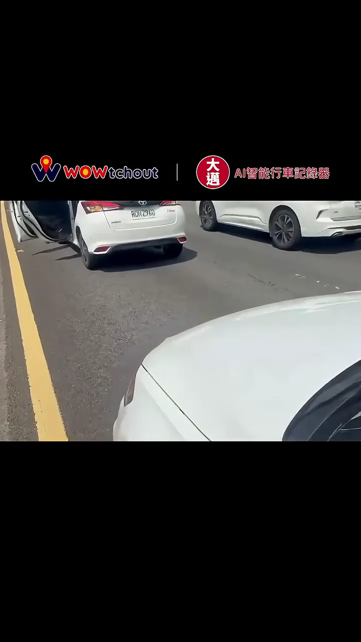 影片女神小蠻腰連身裙轉身，曲線美炸裂！ 她道歉了，但誰對誰錯？