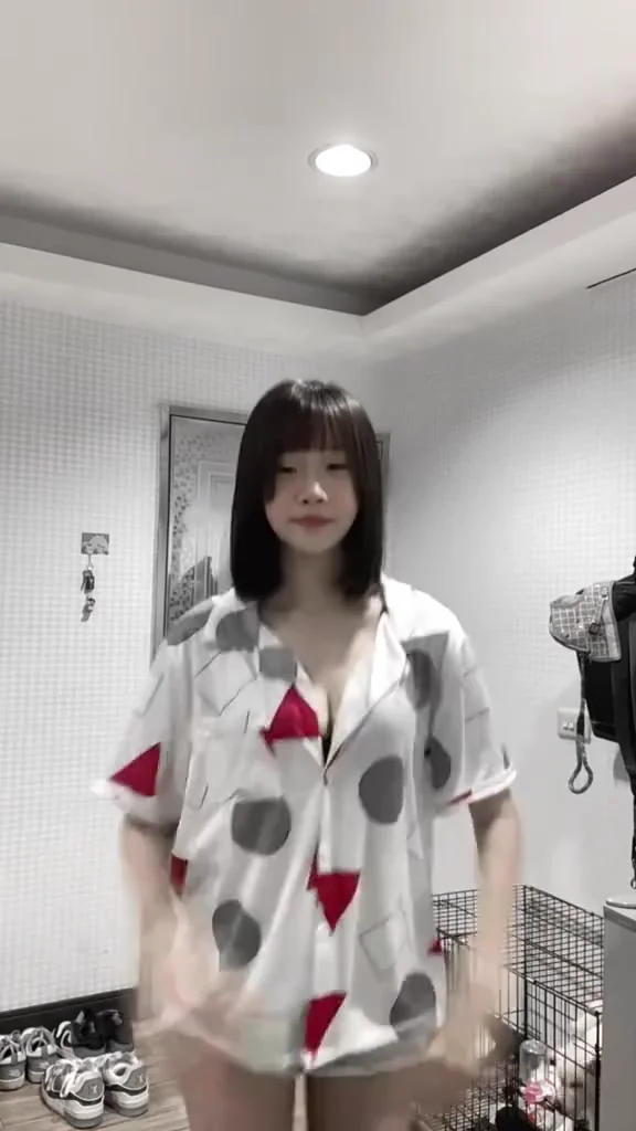 實況女神短裙熱舞，裙擺飄動讓人移不開眼！ 沒有掉出來吧 狗狗也愛