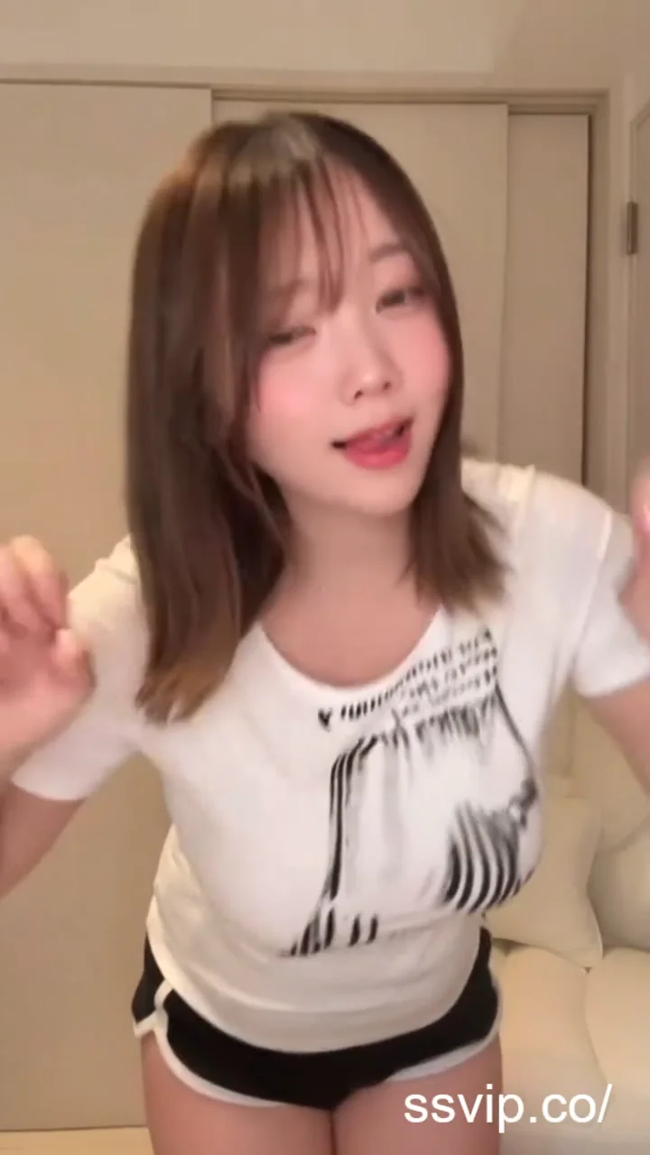 實況女神白嫩肌膚制服誘惑自拍，屏息欣賞！ 可愛吧吧