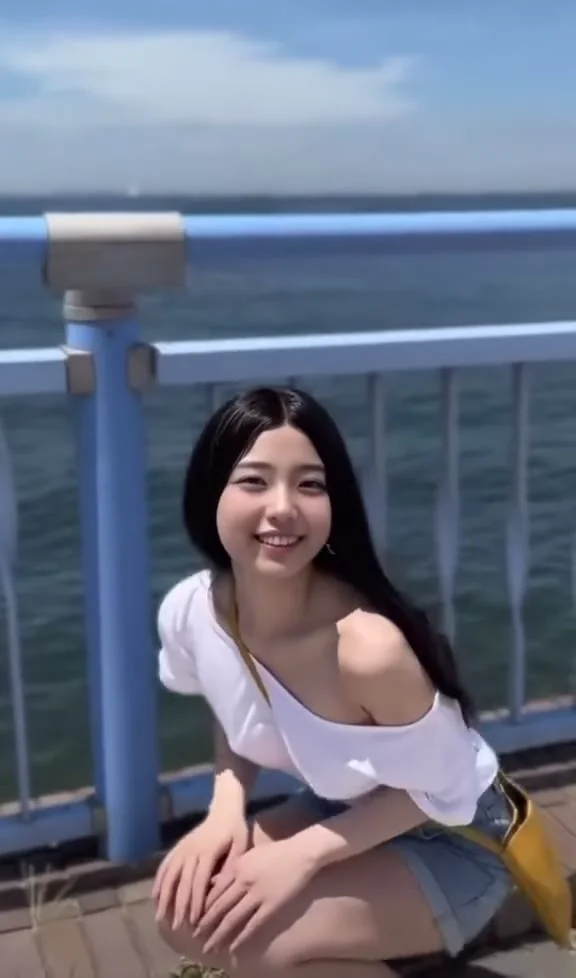 小紅書甜心女神短裙合影，笑容秒融化你！ 天氣很好啊，開心呀