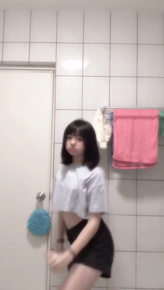 網紅甜心女神比基尼走台步，美到逆天！ 應該沒有跑出來