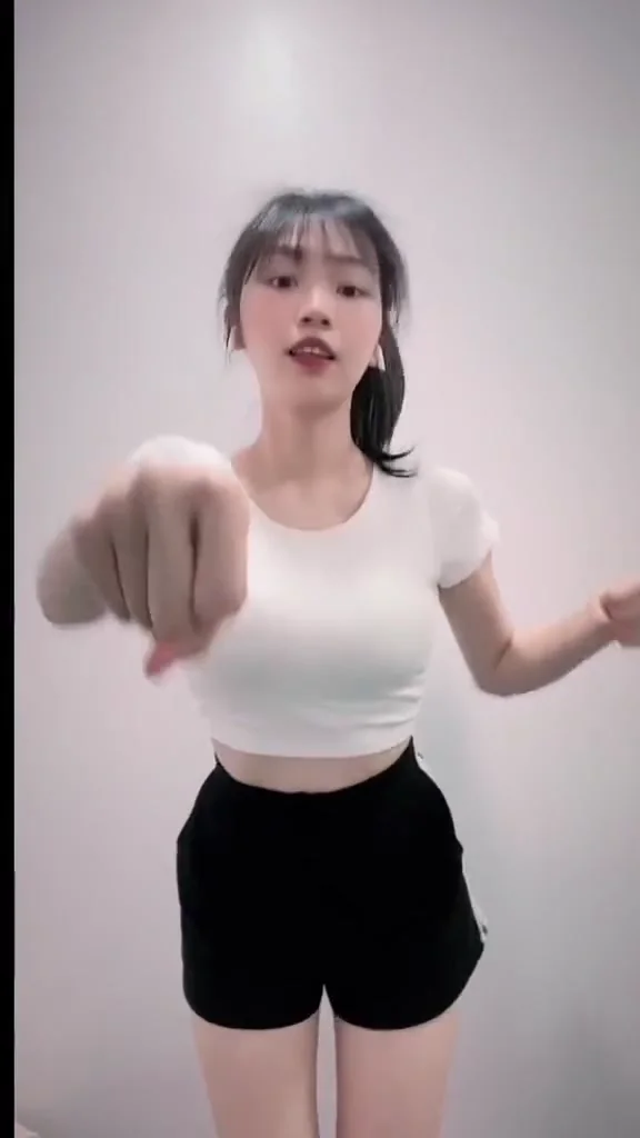 IG正妹白嫩肌膚居家服熱舞，太撩人！ 留言就是好友喔