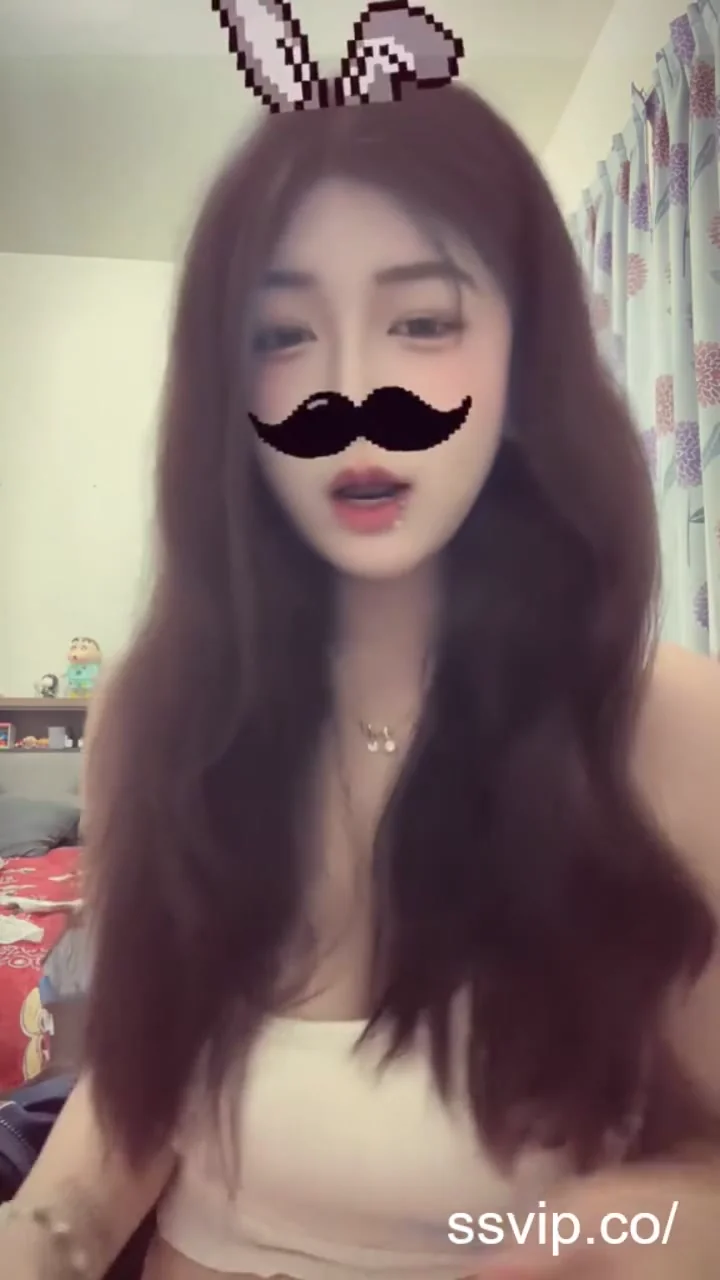 抖音甜美小姐姐小背心熱舞，眼神太會勾人！ 快點說我美