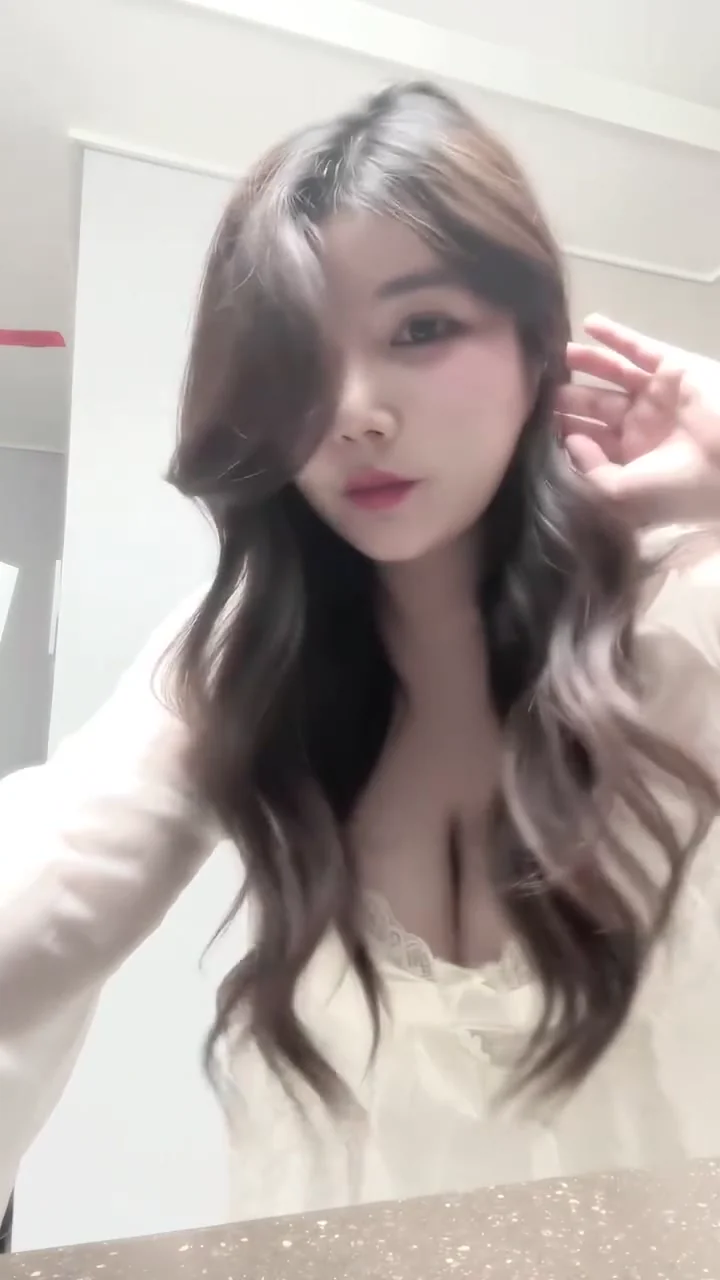 實況女神白嫩肌膚配比基尼，瞬間成為海灘焦點！ 晚安來睡覺若