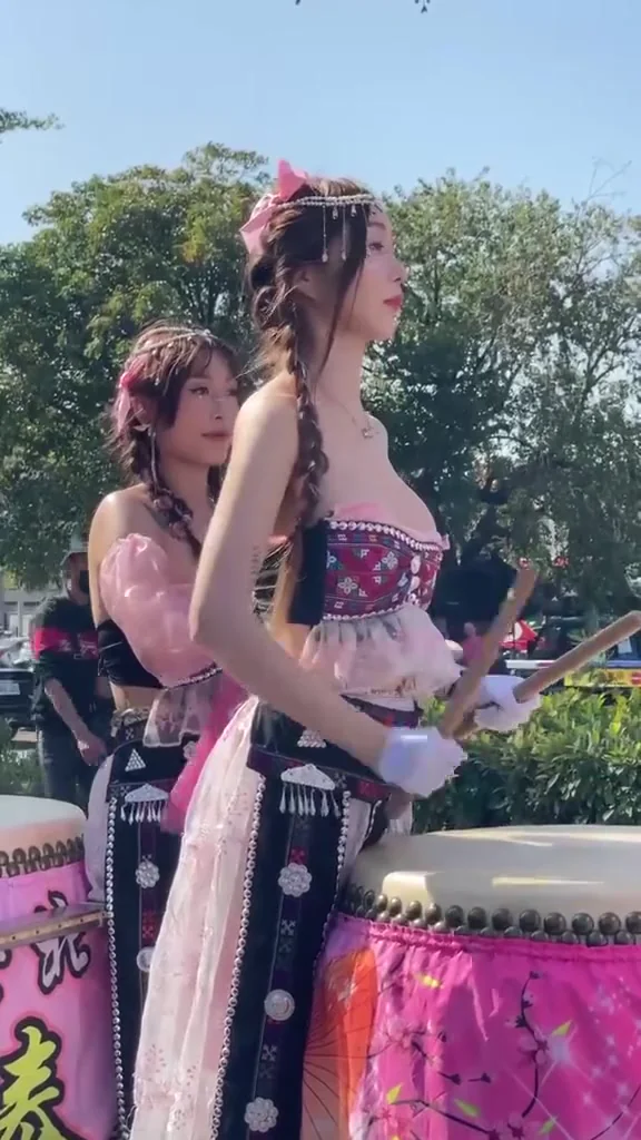 抖音白嫩肌膚制服誘惑回眸，秒入心房！ 很熱鬧唷