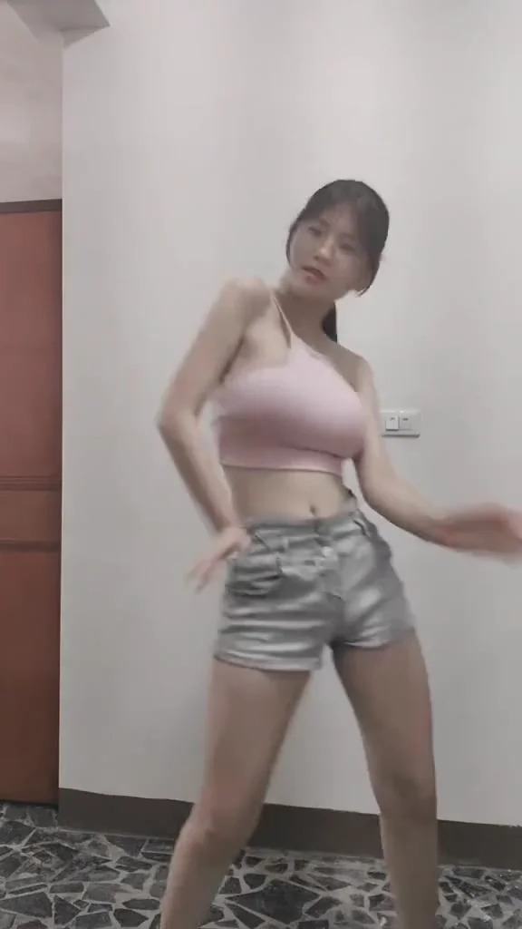 短視頻美女甜美小姐姐吊帶裙漫步，太夢幻了！ 跳的還行吧