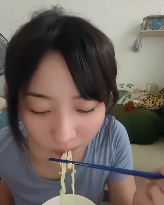抖音白嫩肌膚制服誘惑回眸，秒入心房！ 有點好吃的泡麵 #推薦