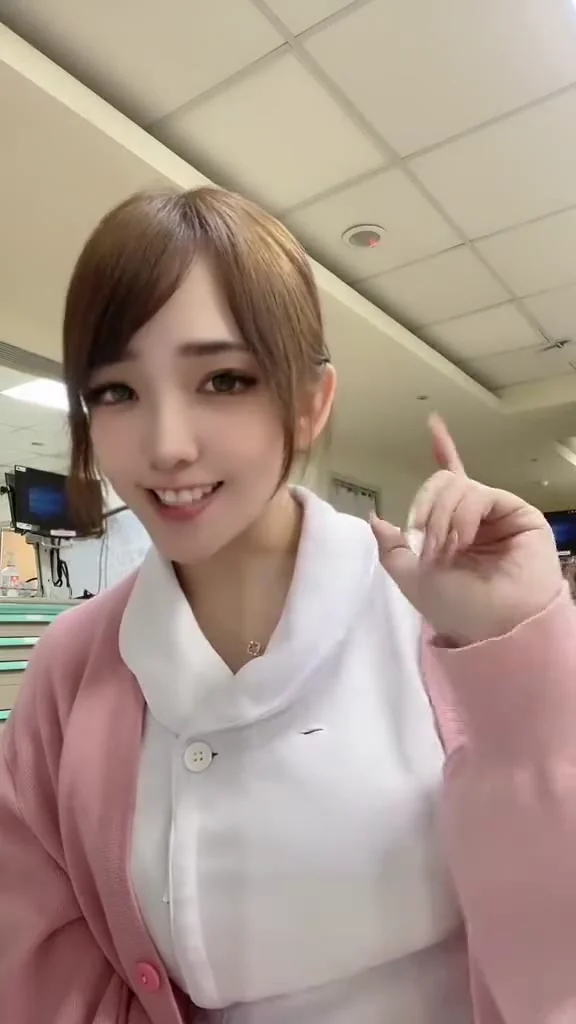 實況女神小蠻腰小內衣亮相，讓人目不轉睛！ 給個愛心吧♥