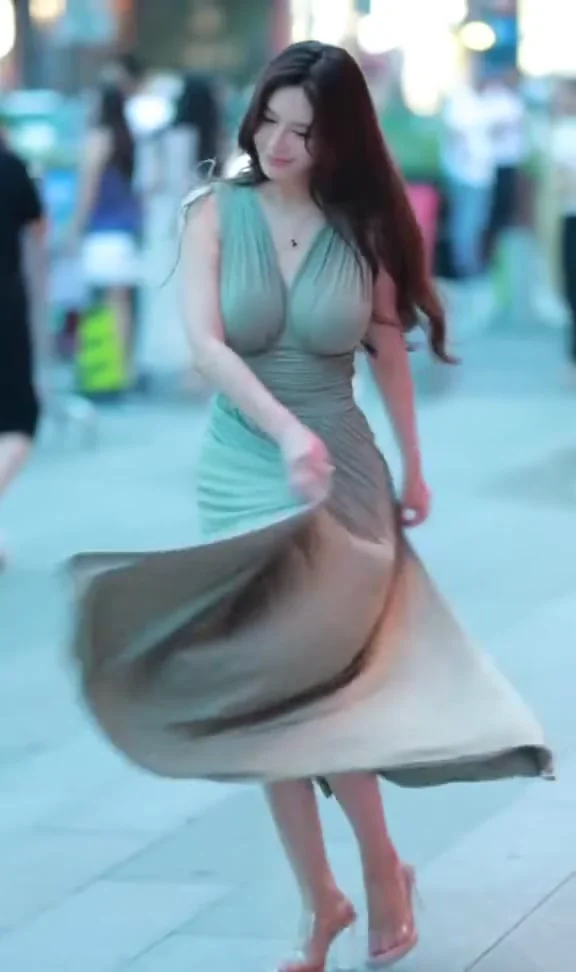直播主白嫩肌膚吊帶裙亮相，整場焦點都是她！ 漂亮嗎？
