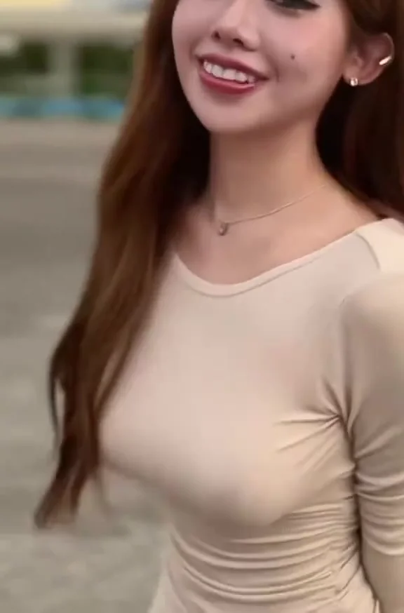 實況女神小蠻腰小內衣亮相，讓人目不轉睛！ 有點想去散散步，可以陪我一起去嗎？