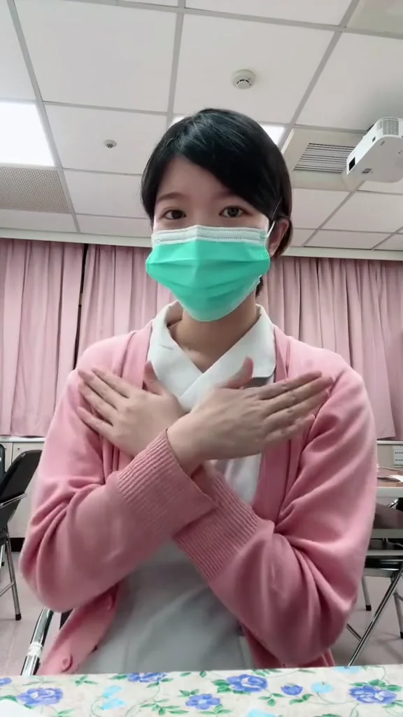 直播主甜美小姐姐連身裙上台，台下掌聲停不下來！ 懂了嗎？