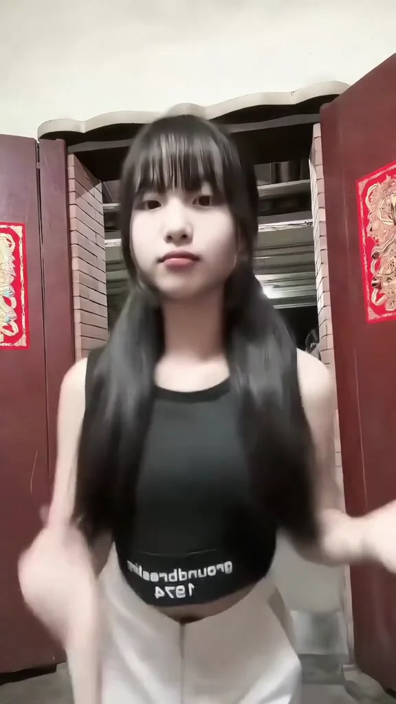 影片女神氣質美女小內衣走秀，仙氣飄飄！ 反正沒男友