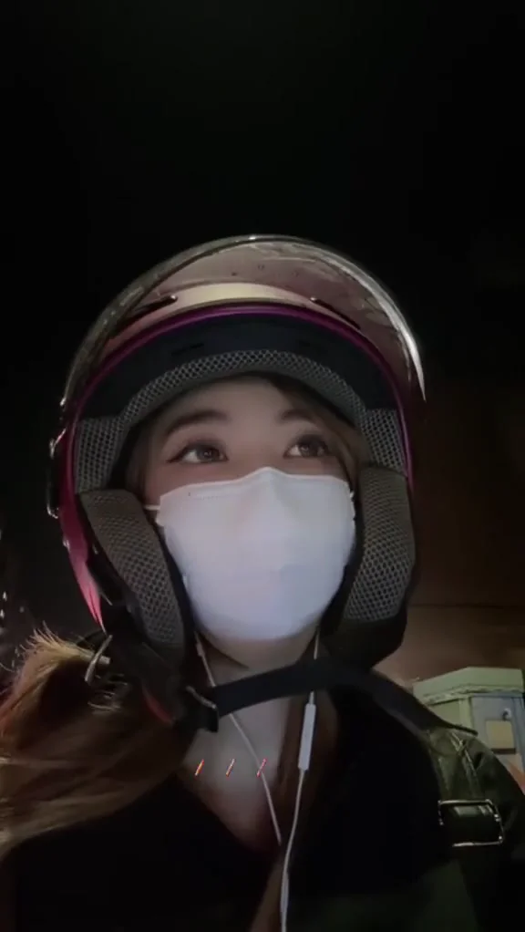 網路美女短裙熱舞，舞動間滿是魅力！ 討厭欸