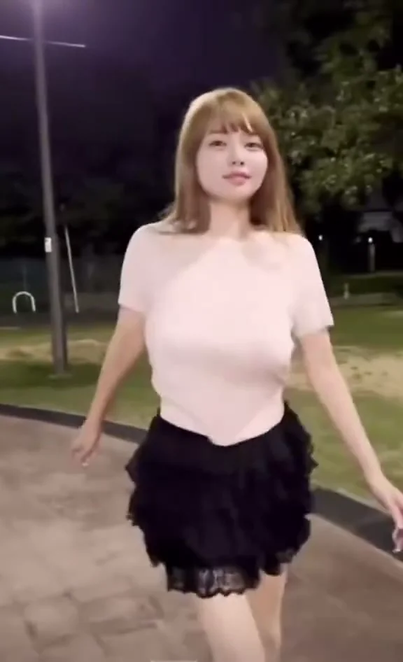 直播主辣妹小背心熱舞，舞姿勾人心弦！ 晚上運動嘍