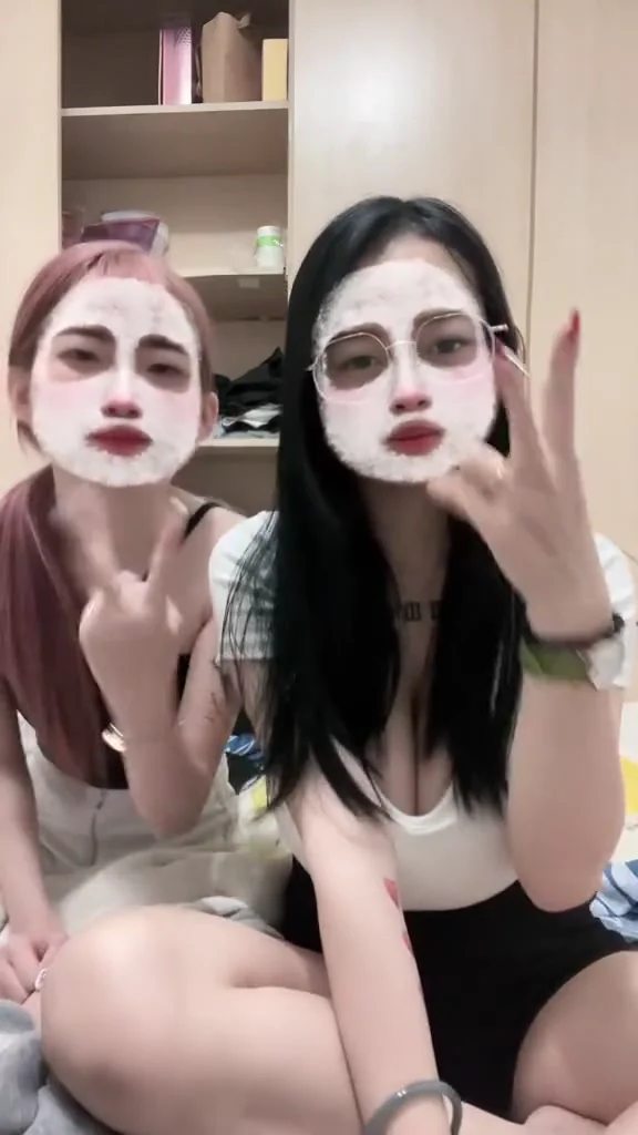 IG正妹小蠻腰吊帶裙轉圈，每一幀都美！ 喜歡哪一個