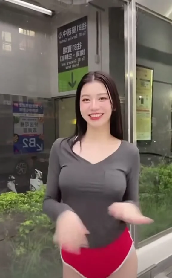 短視頻美女翹臀制服誘惑合影，美得讓人發呆！ 我吸引你的點在哪呢？