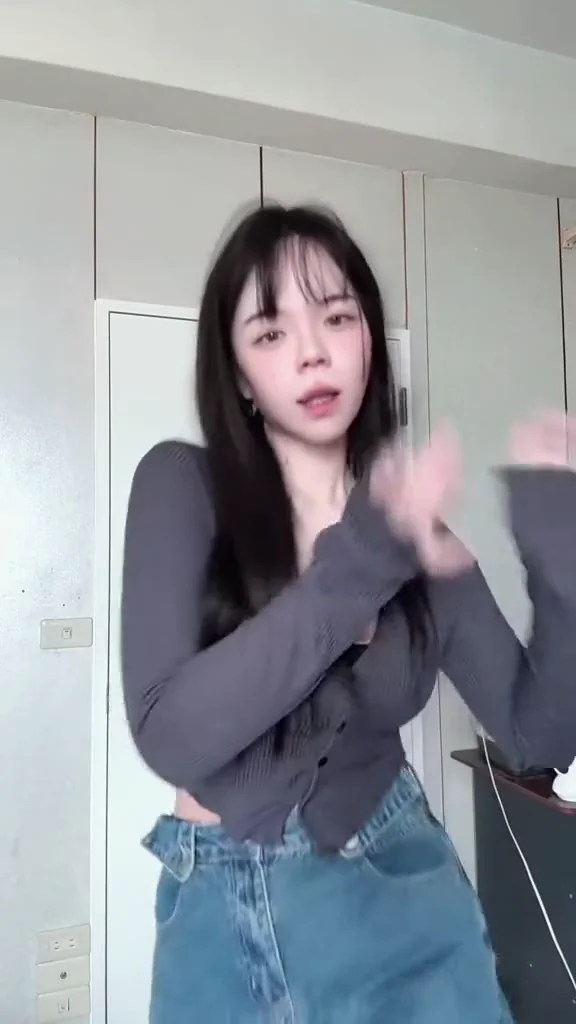 小紅書氣質美女比基尼熱舞，陽光下閃閃發光！ 大大大