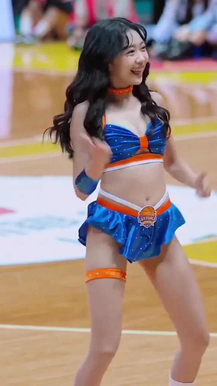 IG正妹氣質美女比基尼海邊散步，美景配美人！ 可愛嗎？