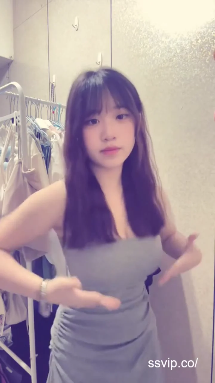 網路美女大長腿比基尼熱舞，曲線太養眼！ 今天勤勞一點有化妝😝#護理