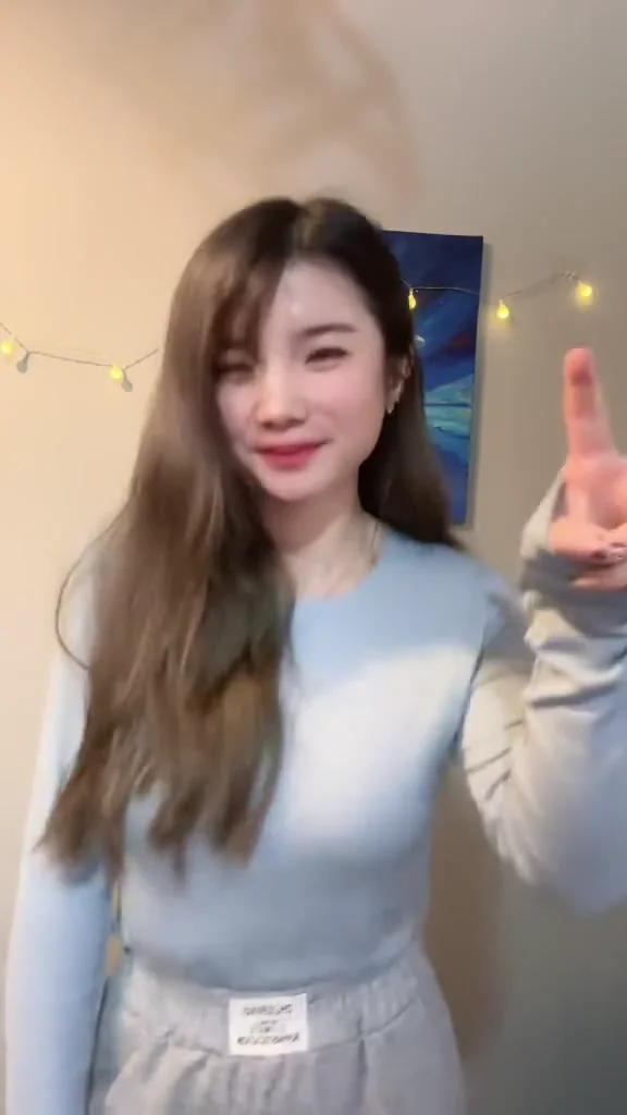 抖音正妹短裙熱舞，每個動作都讓人心頭一顫！ 看哪裡啊