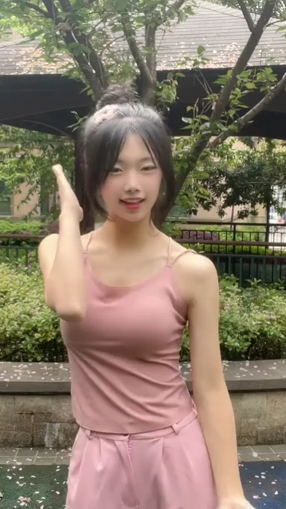 抖音短視頻美女連身裙回眸，這眼神太會勾人！ 給我男朋友