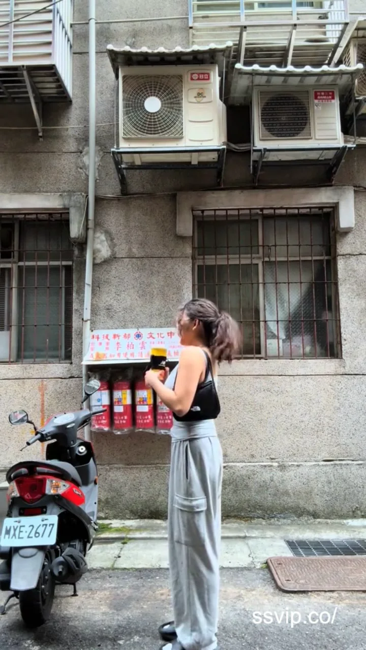影片女神小背心熱舞，身材曲線完美展現！ 快遲到啦 今天是什麼顏色