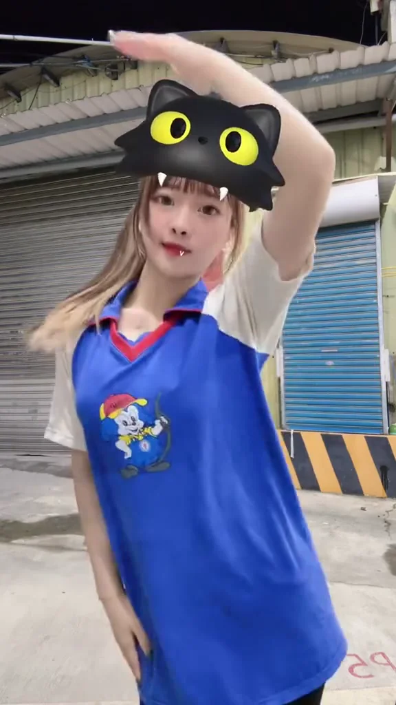 短視頻美女小蠻腰比基尼亮相，網友直呼太辣！ 可愛嗎？徵男友