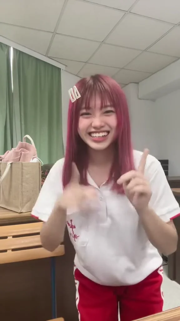 短視頻美女大長腿運動裝開拍，動作太撩人！ 跳到一半老師來是哪招