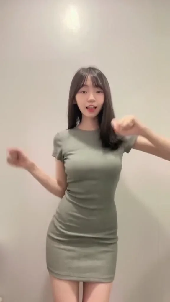 抖音性感女神小背心回眸，太撩人了！ 應該沒看到