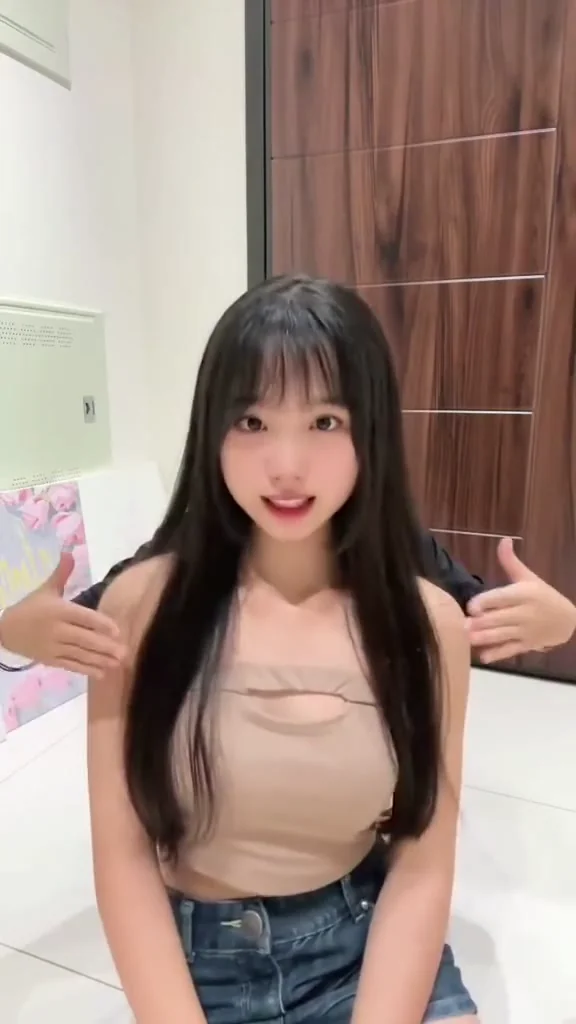 影片女神辣妹比基尼海邊走動，曲線太誘人！ 沒有男朋友妹妹來湊