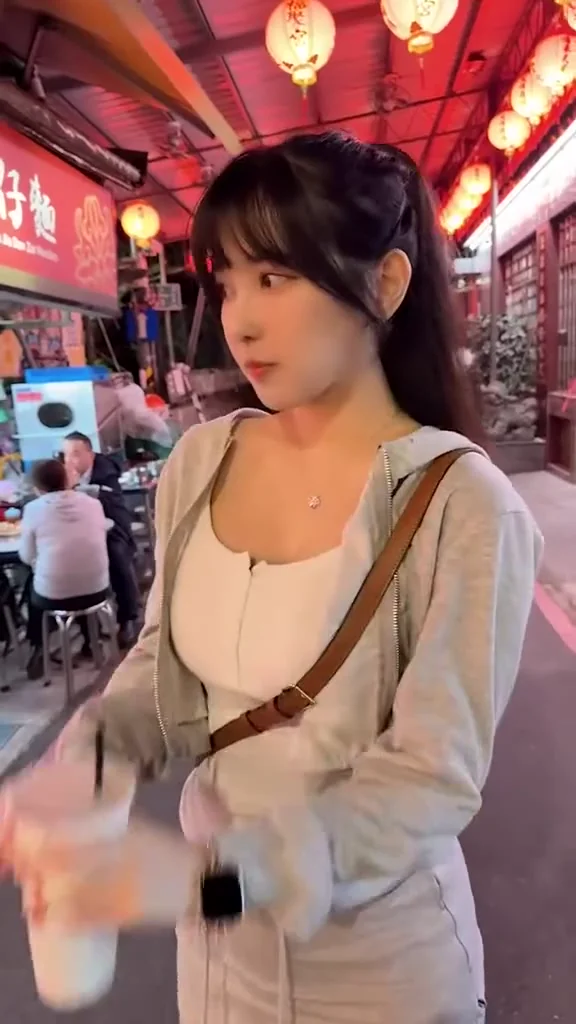 影片女神氣質美女小背心轉身，簡直要命！ 誰可以陪我逛夜市