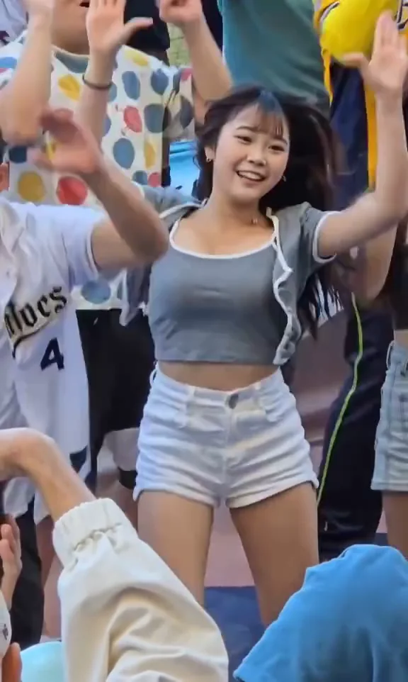 網路美女大長腿比基尼熱舞，曲線太養眼！ 後面的圓點哥喜感十足！！