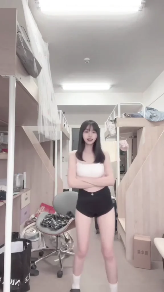 抖音白嫩肌膚制服誘惑回眸，秒入心房！ 安全褲被看光光⋯🫣