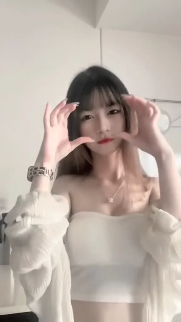 直播主白嫩肌膚連身裙熱舞，美得不真實！ 找貼心的男朋友