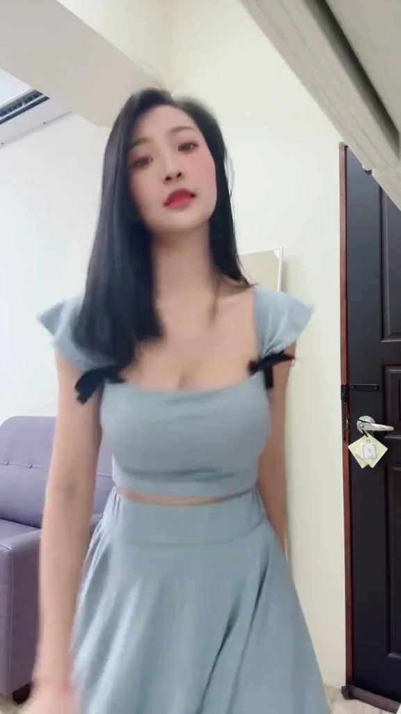 實況女神辣妹連身裙現場走秀，美到屏住呼吸！ 你可以稱多久