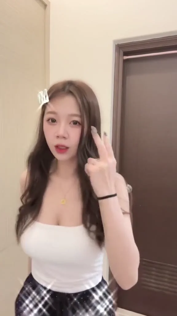 網紅性感女神制服熱舞，簡直讓人移不開眼！ 徵男友喔