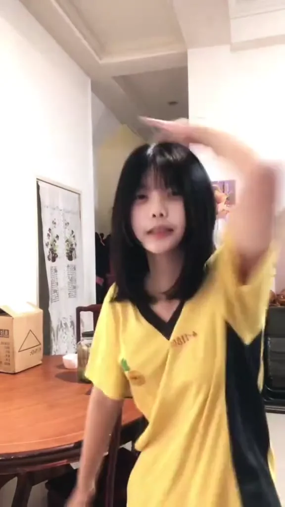 短視頻美女性感女神比基尼戲水，浪花都變甜了！ 家裡沒人跳一下