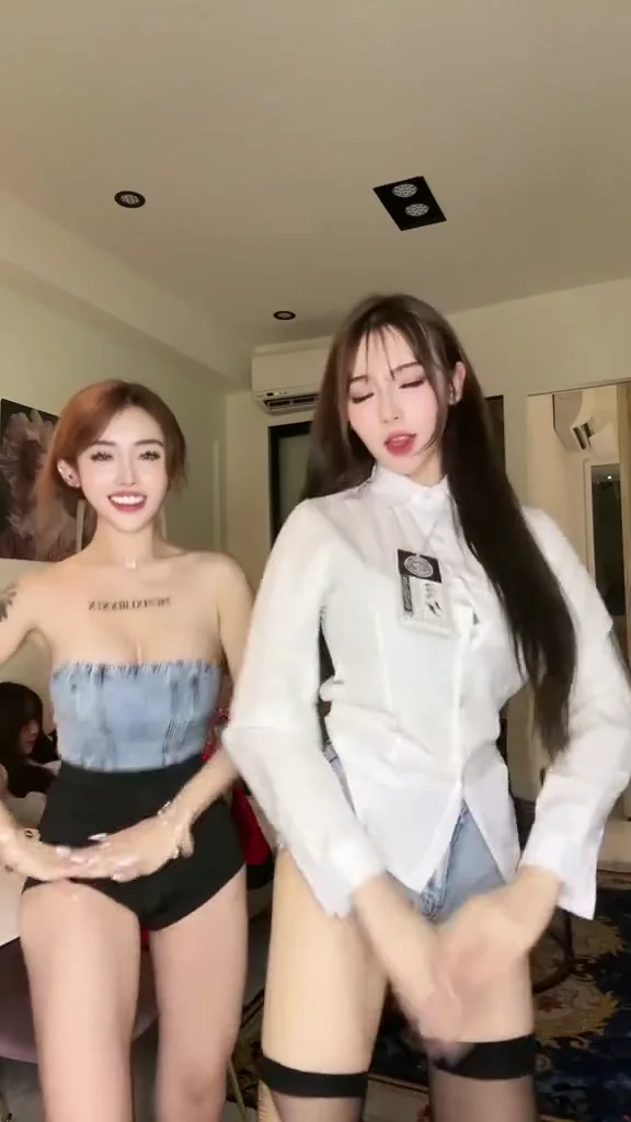 小紅書辣妹比基尼海邊漫步，陽光下美成一道光！ 選左邊還是右邊