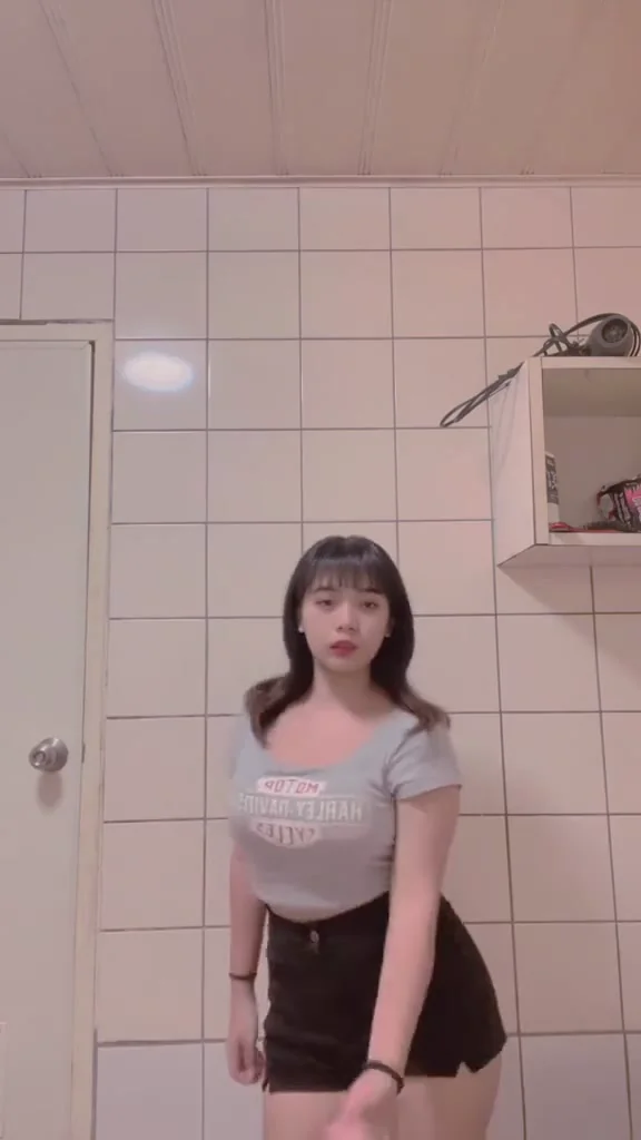 實況女神甜心女神居家服熱舞，讓人完全移不開眼！ 徵男友