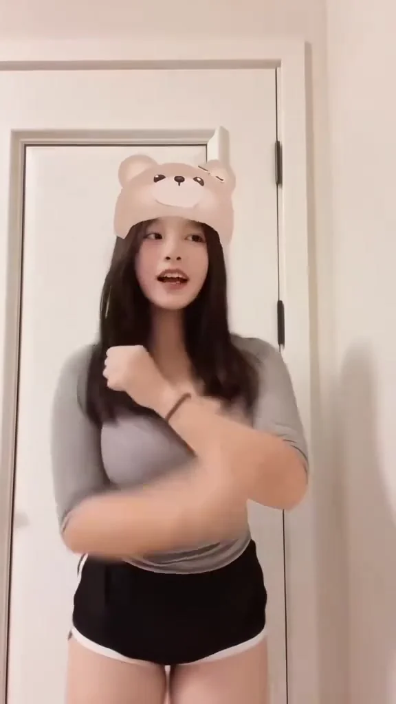 IG女神短裙走路晃動，網友直呼太辣不敢直視！ 我有個很大的夢想