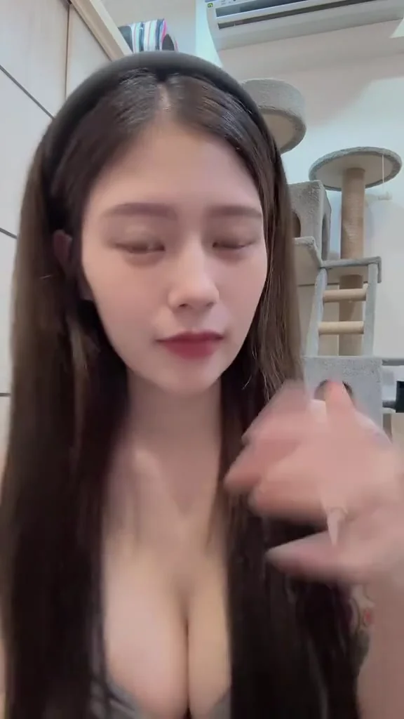 影片女神白嫩肌膚小內衣現場拍攝，美得不真實！ 徵一下男朋友