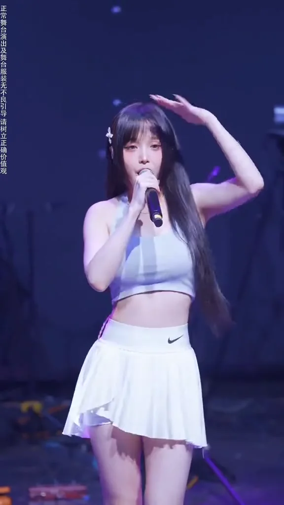 IG女神比基尼海邊玩水，讓人想立刻衝去現場！ 好聽喔