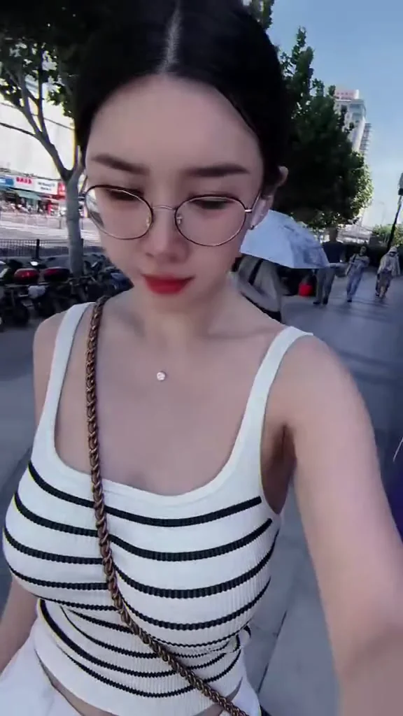 實況女神甜心女神居家服熱舞，讓人完全移不開眼！ 不期待別人的傘 喔我就是暴風雨