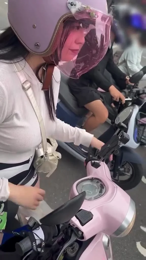直播主吊帶裙熱舞，全場跟著節奏嗨起來！ 高雄天氣真熱