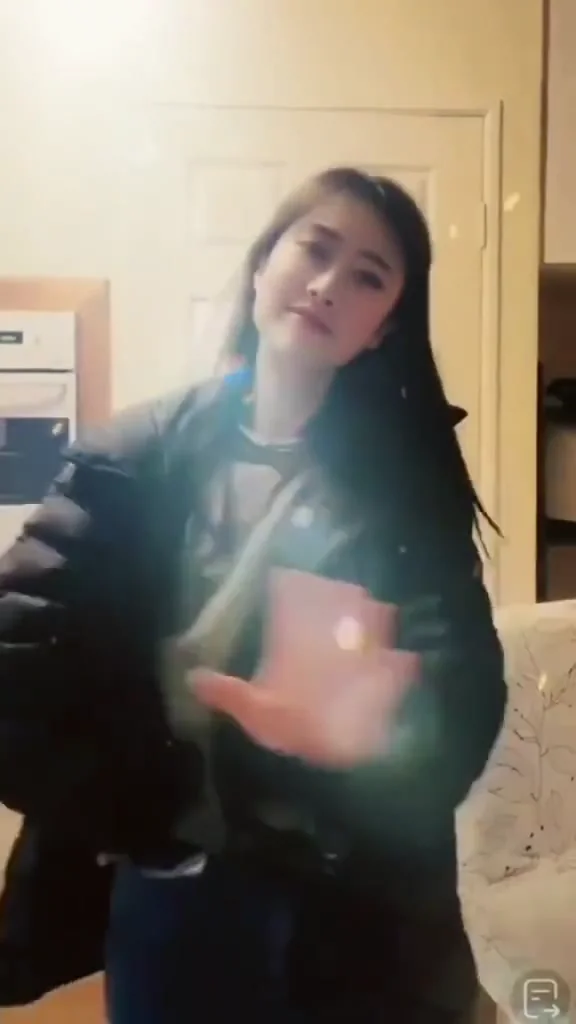 IG正妹氣質美女比基尼海邊散步，美景配美人！ 讓你看不到