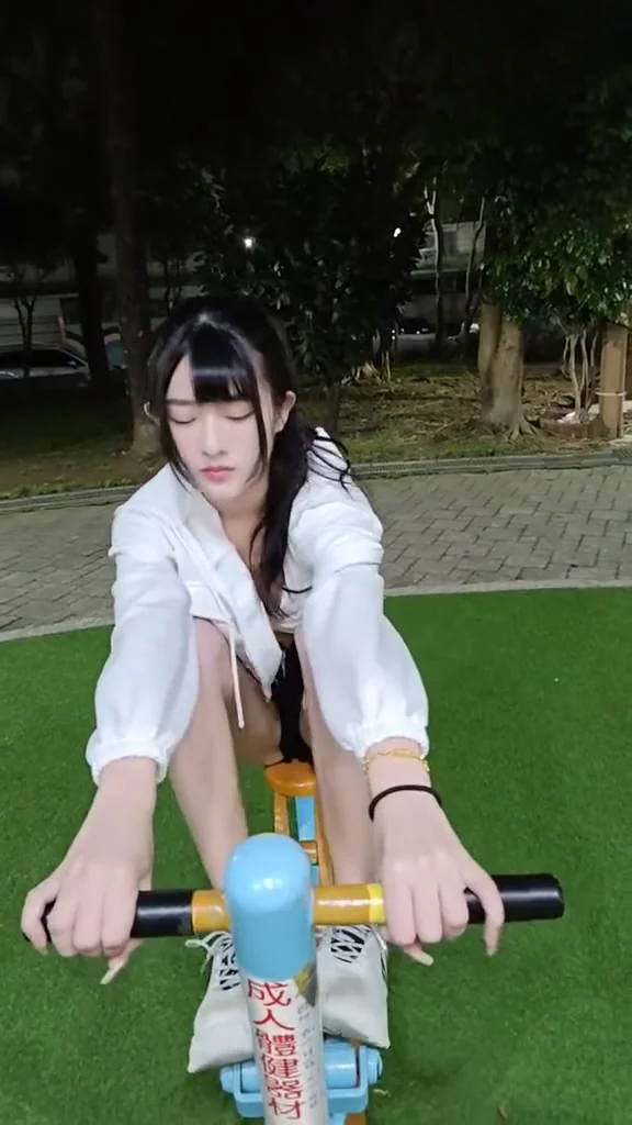 小紅書氣質美女穿小內衣，微笑間散發致命吸引力！ 一起運動啊