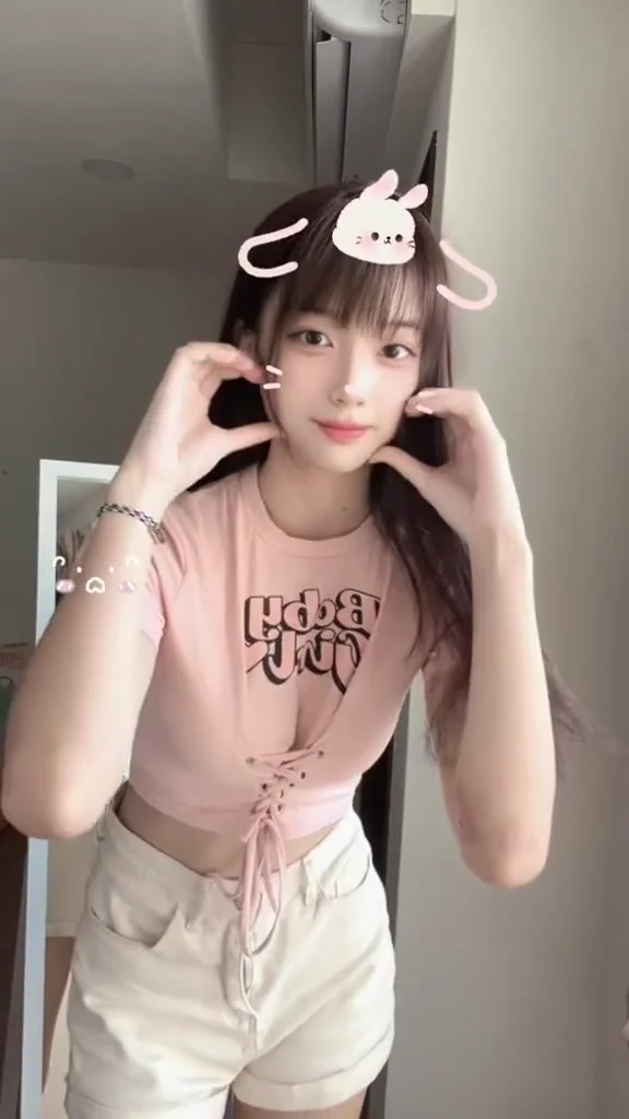 實況女神小蠻腰小內衣亮相，讓人目不轉睛！ 這樣可以徵男友啊