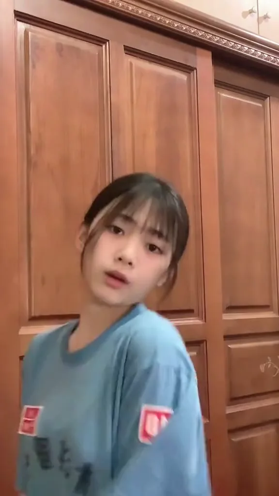 短視頻美女氣質美女小內衣亮相，瞬間全場安靜！ 徵男朋友要的加我
